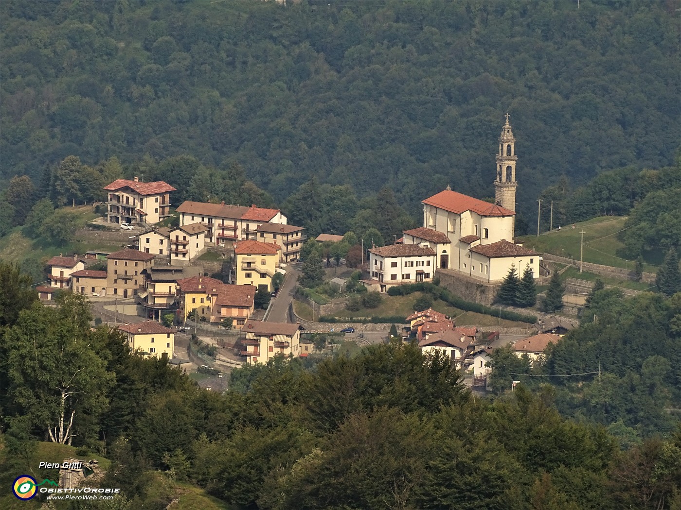 45 Zoom sulla chiesa di Costa Serina.JPG